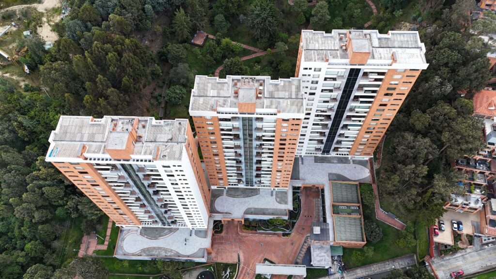 Cuadrilla de civiltec proyectos trabajando en la adecuación de un andén