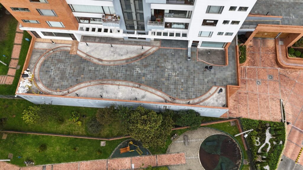 Vista aérea de intervención vial y peatonal ejecutada por civiltec proyectos en Bogotá