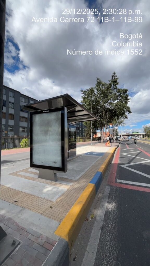 Instalación de losetas podotáctiles de señalización accesible en andén