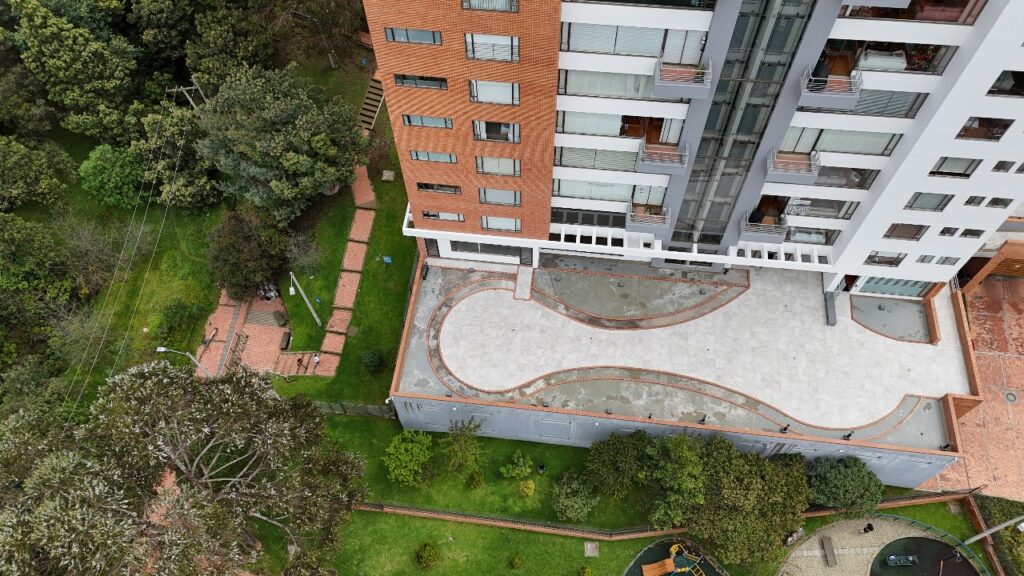 Frente de obra señalizado durante una intervención de infraestructura peatonal
