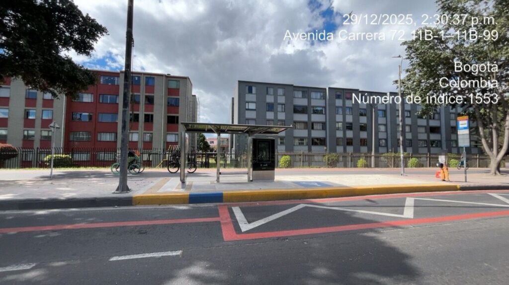 Parador SITP con andén accesible, loseta podotáctil y sardinel demarcado en la Avenida Carrera 72, Bogotá
