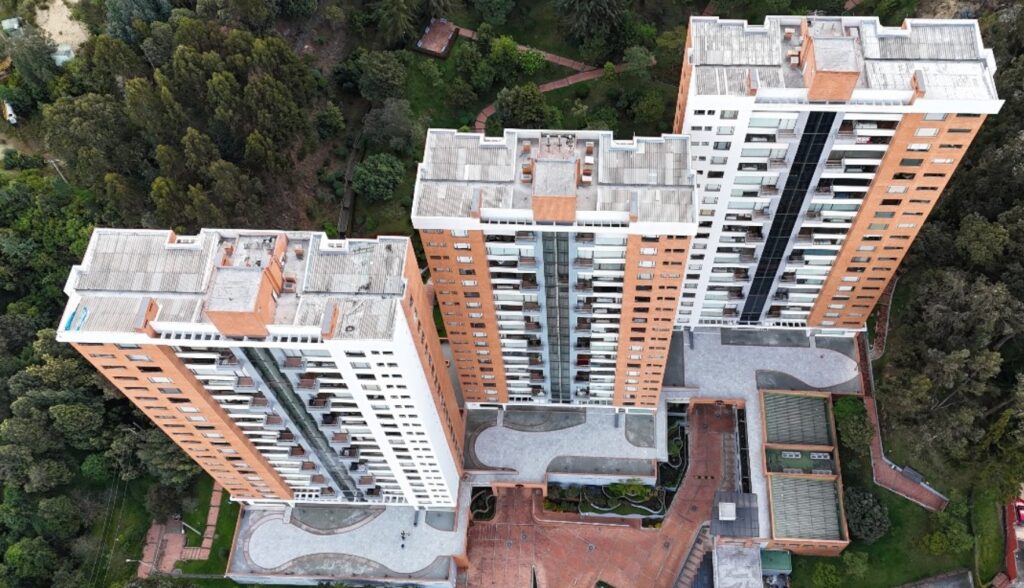 Vista aerea del conjunto con la zona dura entregada: senderos continuos y circulacion peatonal habilitada