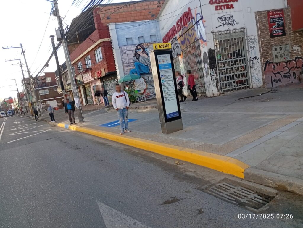 Detalle de rampa de accesibilidad construida en espacio público