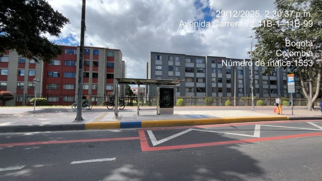Fundición y acabado de concreto en andén peatonal